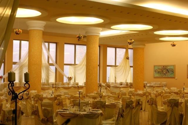 Hotel Decebal Бакэу Ресторан фото