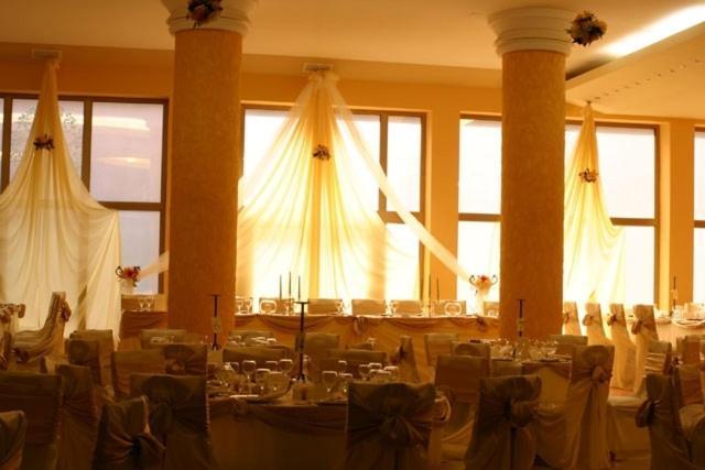 Hotel Decebal Бакэу Ресторан фото