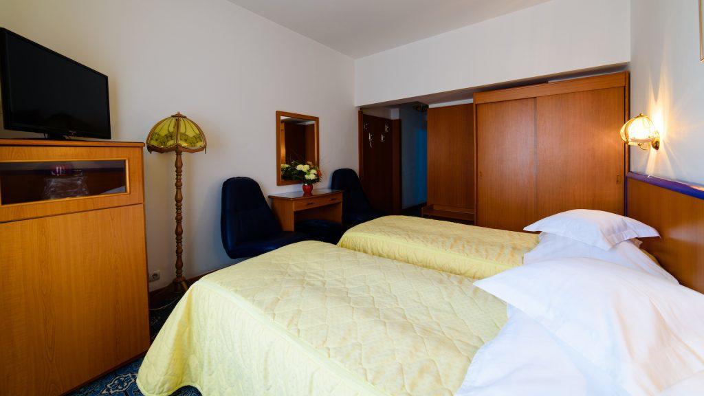 Hotel Decebal Бакэу Экстерьер фото